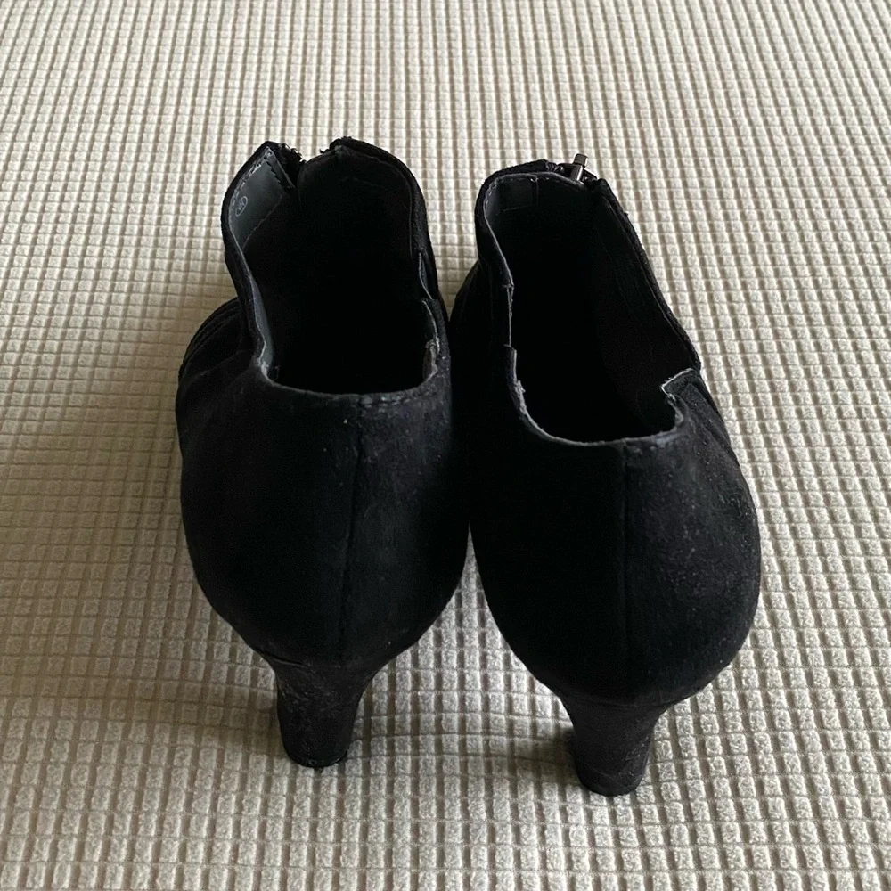 AEROSOLES Like New Suede Booties.